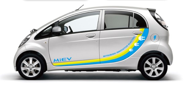 三菱自動車は30日、電気自動車「i-MiEV（アイ・ミーブ）」の車体をラッピングした特別デザインの車両を販売する特別オプションを実施すると発表した。写真は「i-MiEV」ラッピング例 「FLASH（フラッシュ）」（提供：三菱自動車）