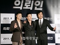 30日午前にソウル東大門メガボックスで韓国映画「依頼人」の製作発表会が行われ、主演俳優チャン・ヒョク、パク・ヒスン、ハ・ジョンウ らが参加した。