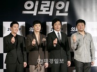 30日午前にソウル東大門メガボックスで韓国映画「依頼人」の製作発表会が行われ、主演俳優チャン・ヒョク、パク・ヒスン、ハ・ジョンウ らが参加した。