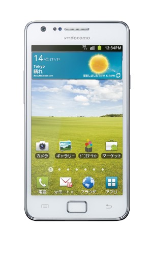 サムスン電子製スマートフォン「GALAXY S II SC-02C」の新色Ceramic Whiteモデル。