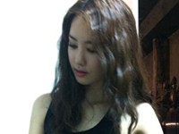 韓国女優イ・ダヘは6日午前、自身のツイッターで「CM撮影現場の控室で何が起こったんでしょう？」というコメントとともに写真を掲載した。
