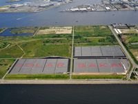 堺太陽光発電所 航空写真(関西電力 提供) 堺太陽光発電所 航空写真(関西電力 提供)