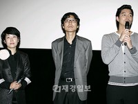 映画「るつぼ」の特別試写会が9日午後、ソウル狎鴎亭CGVで行われた。この日の舞台挨拶には、ファン・ドンヒョック監督を始め、コメディアンのキム・ミファや主演俳優コン・ユらが参加した。