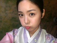 韓国ドラマ「階伯」（ケベク）出演の女優ハン・ジウが、秋夕（チュソク：陰暦8月15日）に韓服姿ですました表情の自分撮り写真を公開した。