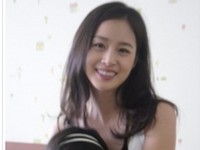 韓国のポータルサイトに14日、「女神キム・テヒが旧盆に姪と撮った写真」という題で一枚の写真がアップされた。