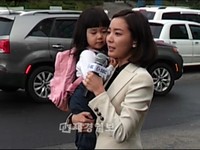 韓国SBSドラマ「私の愛 私のそばに」の第39話で、女優イ・ソヨン(ド・ミソル役)が新人記者として登場し、子どもを抱えたままニュースをリポートする姿が話題となった。