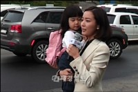 韓国SBSドラマ「私の愛 私のそばに」の第39話で、女優イ・ソヨン(ド・ミソル役)が新人記者として登場し、子どもを抱えたままニュースをリポートする姿が話題となった。