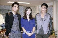 韓国MBCの週末ドラマ「愛情万々歳」の記者懇談会が16日午後、ソウル汝矣島にあるMBC社屋で行われた。写真は、ジン・イハン、イ・ボヨン、イ・テソン。