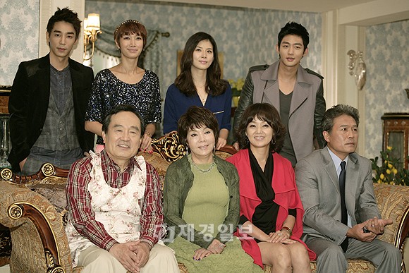 韓国MBCの週末ドラマ「愛情万々歳」の記者懇談会が16日午後、ソウル汝矣島にあるMBC社屋で行われた。