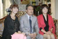 韓国MBCの週末ドラマ「愛情万々歳」の記者懇談会が16日午後、ソウル汝矣島にあるMBC社屋で行われた。写真は、ビョン・ジョンス、チョン・ホジン、ペ・ジョンオク。