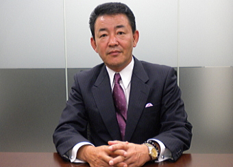 回復傾向にあるとはいえ厳しい不動産業界。中古ビル再生事業において、すばらしい１人当り売上と利益を誇るイントランス＜３２３７＞（東マ）。その秘密は、「知恵と信用と忍耐」を武器とした経営。同社の麻生正紀社長に聞いた。