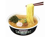 「日清HYBRID太麺堂々 魚介豚骨醤油」（画像提供：日清食品）