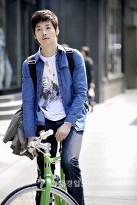 俳優キム・ジェウォンが韓国MBC水・木ドラマ「わたしも、花!」で二つの顔を持つヒーロー、ソ・ジェヒ役でドラマに復帰する。