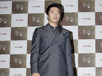 映画 『痛み』主演クォン・サンウ、足首靭帯断裂でもギブス姿で舞台あいさつ決行