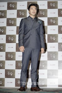 映画「痛み」で熱演を繰り広げた俳優クォン・サンウが靭帯手術後にもかかわらず舞台あいさつを行うことを決め、そのプロ根性に話題が集まっている。
