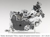 ホンダは26日、125ccスクーター用エンジンと、500cc～750ccクラスのミドルクラス二輪車向け新型エンジンを開発したと発表した。写真は新開発700ccエンジン (6速ミッション)（写真提供：ホンダ）