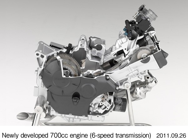 ホンダは26日、125ccスクーター用エンジンと、500cc～750ccクラスのミドルクラス二輪車向け新型エンジンを開発したと発表した。写真は新開発700ccエンジン (6速ミッション)（写真提供：ホンダ）