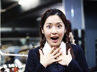 ペ・ヨンジュン、チェ・ジウ、故パク・ヨンハらによる韓国の代表作ドラマ『冬のソナタ』を元にしたミュージカル『冬のソナタ』でユジン役に抜擢されたミュージカル女優チェ・スジンの4カットが公開され注目を浴びている。