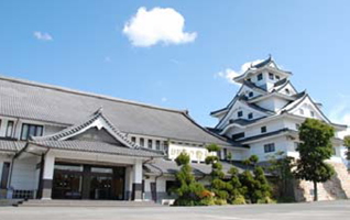 寿スピリッツ＜２２２２＞（ＪＱＳ）のグループ会社、寿製菓の小売店舗「お菓子の壽城」（写真：「お菓子の壽城」外観）は、１９９５年に開城して以来初めてのイベント「大感謝祭」を１０月１日（土）・２日（日）の両日に開催する。