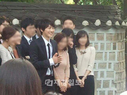 韓国俳優ソン・ジュンギが10日、母校である成均館大学で卒業写真を取り話題になった。