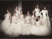 韓国の人気女性アイドルグループ「少女時代」が、純白のウェディングドレス姿を披露した。