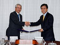 コスモ石油の森川桂造代表取締役副社長(左)とヒュンダイオイルバンクの文 鍾博専務取締役(右) (画像提供:コスモ石油)
コスモ石油の森川桂造代表取締役副社長(左)とヒュンダイオイルバンクの文 鍾博専務取締役(右) (画像提供:コスモ石油)