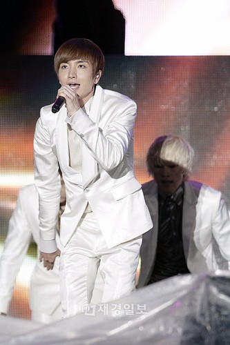 「2011Asia Song Festival」で華やかなステージ：SUPER JUNIORイトゥク(1)