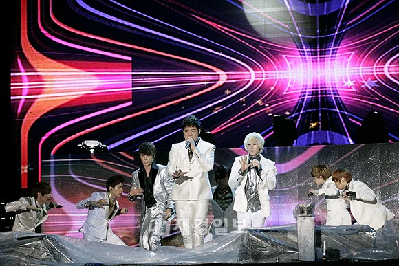 「2011Asia Song Festival」で華やかなステージ：SUPER JUNIORシンドン