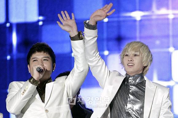 「2011Asia Song Festival」で華やかなステージ：SUPER JUNIORシンドン、ウニョク