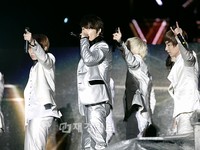 「2011Asia Song Festival」で華やかなステージ：SUPER JUNIORドンへ