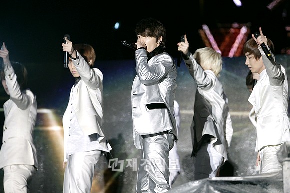 「2011Asia Song Festival」で華やかなステージ：SUPER JUNIORドンへ