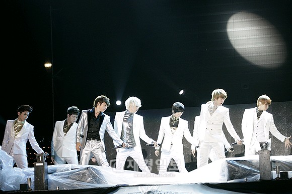 「2011Asia Song Festival」で華やかなステージ：SUPER JUNIOR（１）