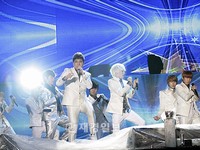 「2011Asia Song Festival」で華やかなステージ：SUPER JUNIOR（2）