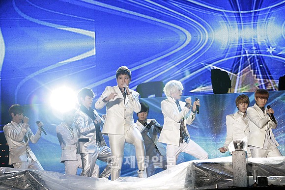 「2011Asia Song Festival」で華やかなステージ：SUPER JUNIOR（2）