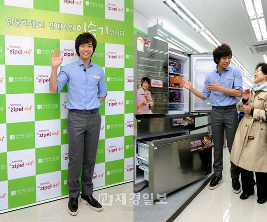サムスン・Zipelの一日販売員として参加した韓国歌手イ・スンギがキムチ冷蔵庫を完売させ、モデルパワーを見せつけた。写真 =サムスン電子