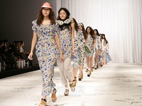 19日午後、ソウル江南区大峙洞ソウル貿易展示場(SETEC)で、「ソウルファッションウィークS/S 2012」の「STEVE J & YONI Pファッションショー」が開催された。