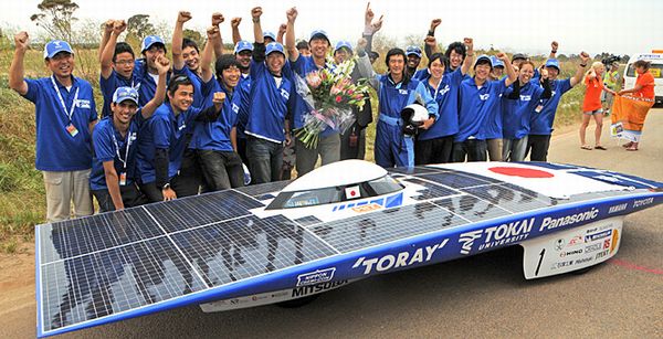 世界最大規模のソーラーカーレース「ワールド・ソーラー・チャレンジ（WSC）」で優勝した東海大学のチーム（写真提供：東海大学）