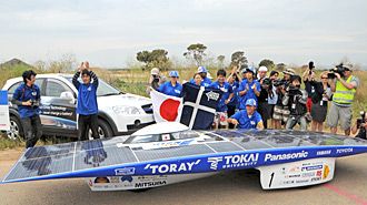 世界最大規模のソーラーカーレース「ワールド・ソーラー・チャレンジ（WSC）」で優勝した東海大学のチーム（写真提供：東海大学）