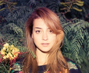 スペイン出身、世界中から注目を集める美女シンガー・ソングライター「ロシアン・レッド」が日本デビュー