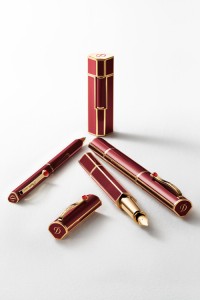 フランスの老舗ラグジュアリーブランド、エス・テー・デュポン(S.T. Dupont)とカール・ラガーフェルドのスペシャルコラボレーションが実現
