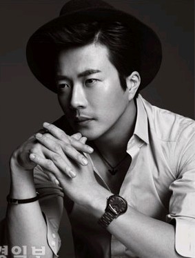 韓国俳優クォン・サンウがモデルを務めるEmporio Armani（エンポリオ・アルマーニ）腕時計の2011秋冬モデルのグラビアが公開された。
