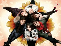 新しい韓国MBC水木ドラマ『私も、花！』の6人の出演者が集まって作り上げた花の形のポスターが話題となっている。