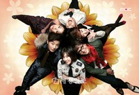 新しい韓国MBC水木ドラマ『私も、花！』の6人の出演者が集まって作り上げた花の形のポスターが話題となっている。