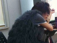 韓国女優イ・ユンジは28日午後、自身のツイッターに「私は今、攻撃的な姿勢と野獣のような目つきで授業を聞いている。私はあなたが授業時間にやったことを知ってる」というコメントと共に一枚の写真を公開した。