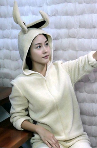 韓国のオンラインコミュニティ掲示板に「ソン・ユリ、ウサギ服を着て魅力発散」というコメントと共に写真が掲載された。写真＝オンラインコミュニティ掲示板
