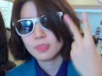 1日、韓国女優シム・ウンギョンが自身のツイッターでSUPER JUNIORのキム・ヒチョルに扮した写真を掲載した。写真＝シム・ウンギョンのツイッターより