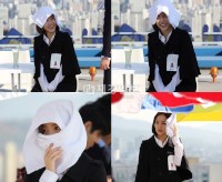 韓国の人気女優パク・ミニョンが暑い太陽の下でタオルで顔をすっぽり覆い、陽射しを避ける姿が公開されて話題となっている。
