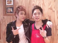 韓国の人気男性アイドルグループ「SUPER JUNIOR」(スーパージュニア)のイェソンが、実の弟と、韓国男性ヒップホップデュオ「Supreme Team」(シュプリームチーム)のSimon D(サイモ・ディー以下サムディー)とのツーショット写真を公開した。写真=イェソン ツイッター