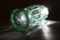 ポップカルチャーの流行をリードしてきたコカ・コーラの125周年をコラボグッズと共に祝福 - パスザバトン表参道