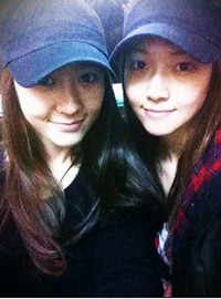 3日、韓国ガールズグループ「f(x)」（エフエックス）のクリスタルが、自身のme2dayに「お姉ちゃんとお揃いの帽子をかぶって久しぶりに一緒に出勤」とコメントしながら、1枚の写真を掲載した。
